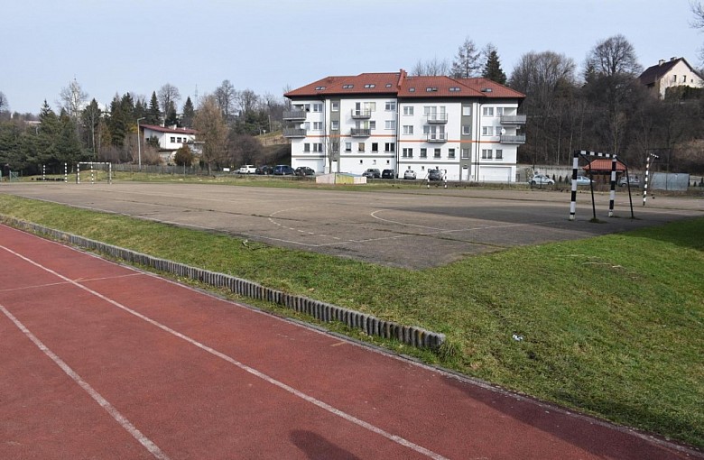 Powiat Żywiecki rozpoczyna remont kompleksu boisk przy ZSME w Żywcu