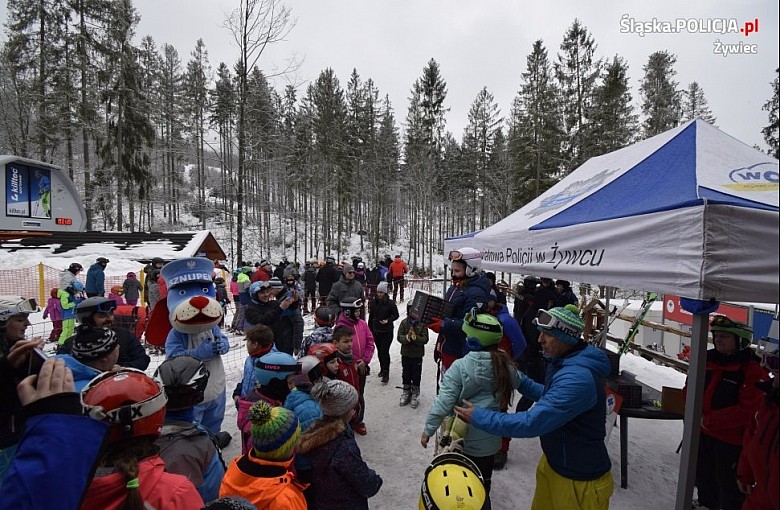 Stróże prawa uczyli dzieci jazdy na nartach