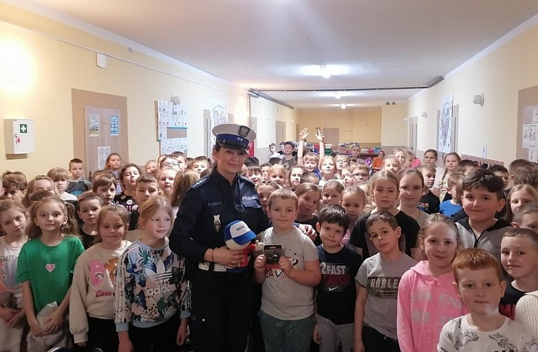 Sznupek oraz żywieccy policjanci odwiedzili uczniów oraz przedszkolaków z Gilowic