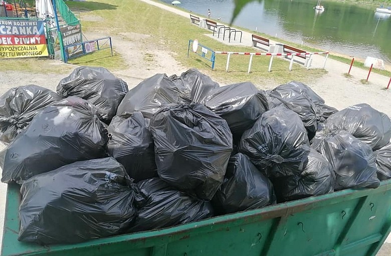 Kolejna akcja sprzątania brzegów Jeziora Żywieckiego. Zebrano 210 worków śmieci
